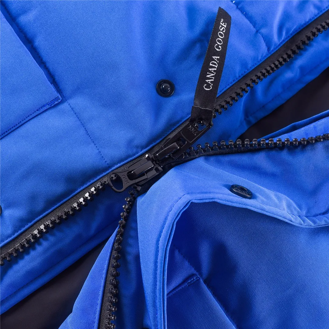 P320 Canada Goose Canada Goose #Freestyle Crew 4154M men's and women's vest down# ➖ Genuine synchronous anti-counterfeiting chip sensor! ➖ Imported Behringer embroidery machine to customize 10,000-needle embroidery logo! ➖ Imported 21-count polyester-cotton blended original fabric, using Feather-Light 10D waterproof coating fabric, made of 84.5% polyester fiber and 15.5% cotton, 100% the best feel in the entire network! ➖ The genuine official website uses the national standard 80 white duck down, and will never be misled by false claims such as 90 down or goose down! ➖ 100% nylon nylon lining with double double-layer sealing design to prevent velvet from running away. Top-grade polar fleece is used in the collar and pockets to keep warm and comfortable! ➖ Yoshida YKK provides original custom-made electroplated sliders. YKK two-way lockable zippers are tight and smooth and will not peel off paint! ➖ 3M composite original Velcro is durable, and all accessories and hardware are disassembled and customized!  SIZE: XS S M L XL XXL [Attached: Size chart]